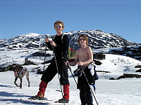 Pappa og Fredrik i Grotvassdalen. Brattefjell og Svafjell bak.