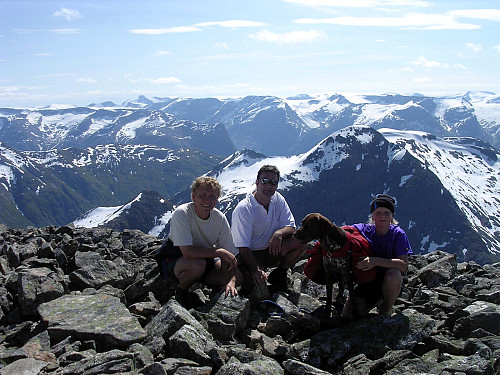 Pappa, Siggen, Frigg og meg på toppen av Stolshyrna. Lodalskåpa ses bak til venstre.