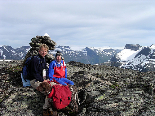 Pappa og meg på toppen av Skarsteinsfjellet. Ceciliekruna bak til høyre.