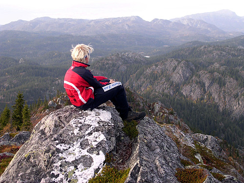 Jeg skuer mot Gryvla og Brattefjell fra Kvassfjell.