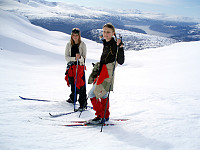 Ida og Synne på vei mot Natakupa fra skiheisen i Steindalen.