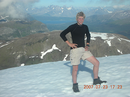 På toppen av Tromsdalstinden med kvasse Lyngsalper i bakgrunnen.