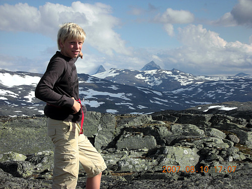 Mot Sagi og Uranostinden bak Skogadalsnosi, sett fra Krosshøe.