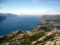 Stien fra Lisete gir god utsikt ut i Frøysjøen og storhavet.