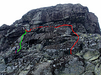 Omtrentlig rute ned fra Slettmarkkampen mot piggen (rød), og guttas "klatrerute" opp.
