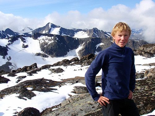 CF på NV-2, bak ses St. Knutsholstind og Midtre Skarvflytind rett hitenfor. Rett til venstre for hodet til CF ligger Nålene på Knutseggen.