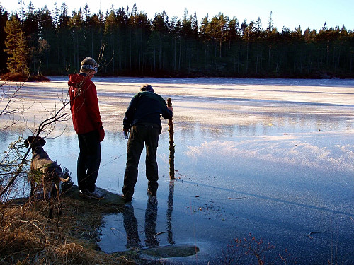 Trolltjern i Våler/Skiptvet var nydelig! Eksperten sjekker isen.