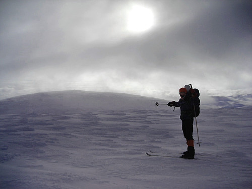 Sondre peker bort mot dagens siste mål, Store Kvitingskjølen. Fortsatt på Nordre.