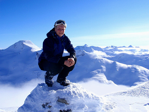 Ahhh! Ren nytelse på Surtningstinden (1997). Bak har vi Rauddalstinder, Sagi, Uranostinden, Falketind og Stølsnostinden.