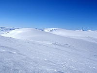 Mot 1945 og 1959 punktene og Storbreen. Bakerst til høyre ser man Karitind (1982) og Pyttegga (1999) i Tafjordfjella.