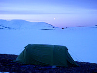 Tidlig fredag morgen setter jeg kursen mot Nautgardstindane. I bakgrunnen ses Heimdalshøe ved månen.