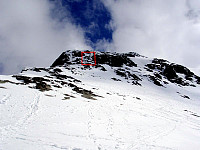 Lite representativt bilde av Midtre Ringstind, det er brattere enn det ser ut som. Den røde firkanten er der Sondre falt (fra øverste strek til nedre strek).