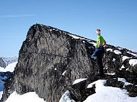 Sondre beundrer Vesle Galdhøpiggen noen meter fra toppen. 