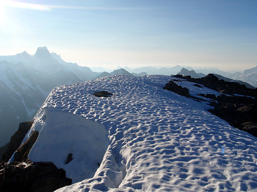 På toppen av Store Soleibotntinden med Storen og Midt-Jotunheimen bak. 
