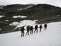 Gjengen på vei opp bakken fra Berdalsbandet.