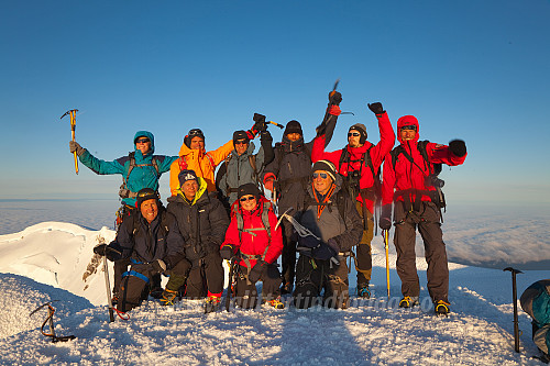 Hele gjengen på toppen av Haakon VII Topp - 2277 moh - i midnattssol.