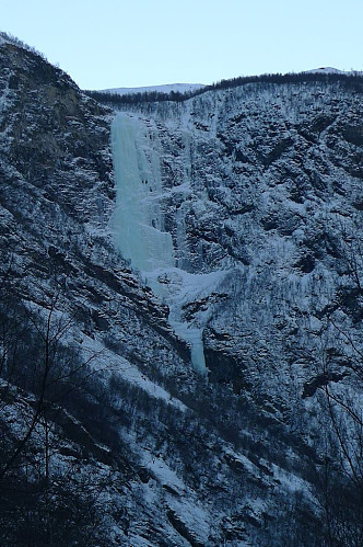 Kjørlifossen. Bildet er tatt for noen år siden og lånt av Nils Nielsen (www.nilsnielsen.no). Det var for mørkt da vi ønsket å ta noen avstandsbilder denne dagen.