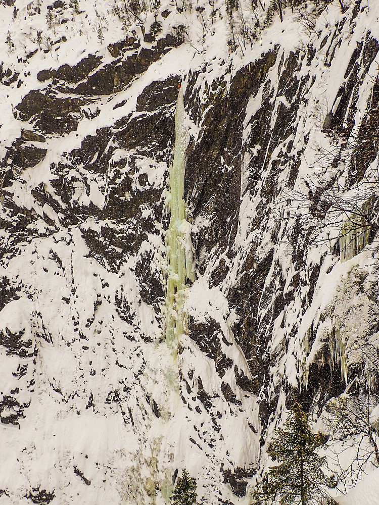 Juvsøyla sett fra toppen av Trappfoss. Laget som var bak oss er snart på toppen.