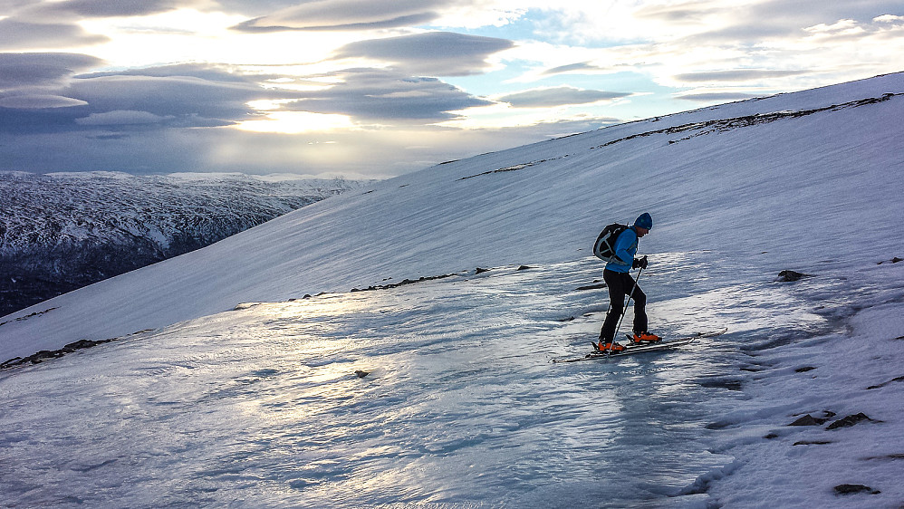 Andreas lister seg over isen på vei opp mot Storhornet.