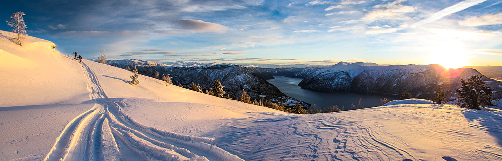 Å Vestland, Vestland! Når eg ser deg slik med fagre fjell og fjord og tronge vik, det stig i all sin venleik stort og vilt og atter møter meg så mjukt og mildt.