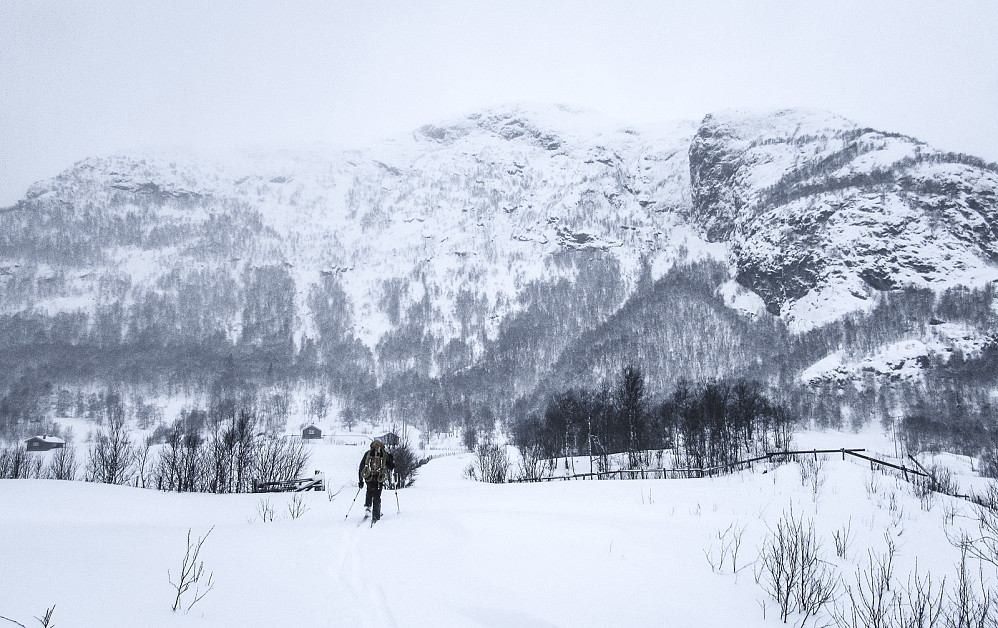 Innmarsj med ski.