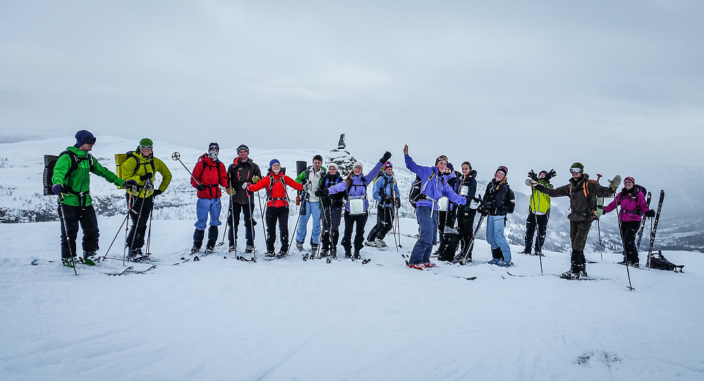 Nesten hele gjengen fra friluftslivslinja ved Sogndal Folkehøgskule på toppen av Vardafjellet!