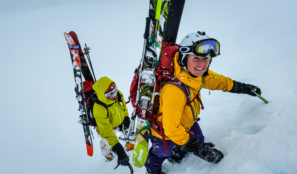 Dette er jo et alpint toppturkurs, så da er det forventet at vi skal ha litt om ferdsel med stegjern og isøks. Dette bildet kunne jo være tatt på en alpin topp i Hurrungane, men egentlig er dette ved en liten avblåst rygg ovenfor Navarsete.