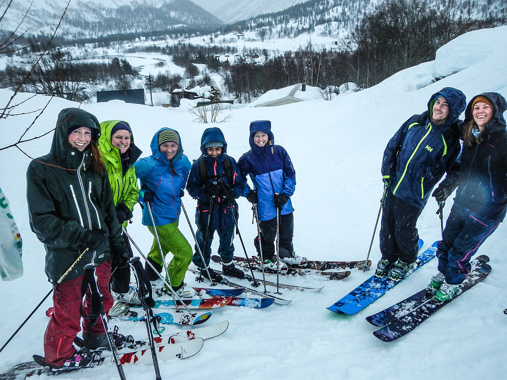 Denne gjengen arrangerte skiskytterkonkurranse med snøballer.