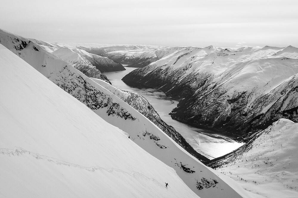 Nedkjøring i nordvestflanken på Nyastølseggi. Fagert er landet!