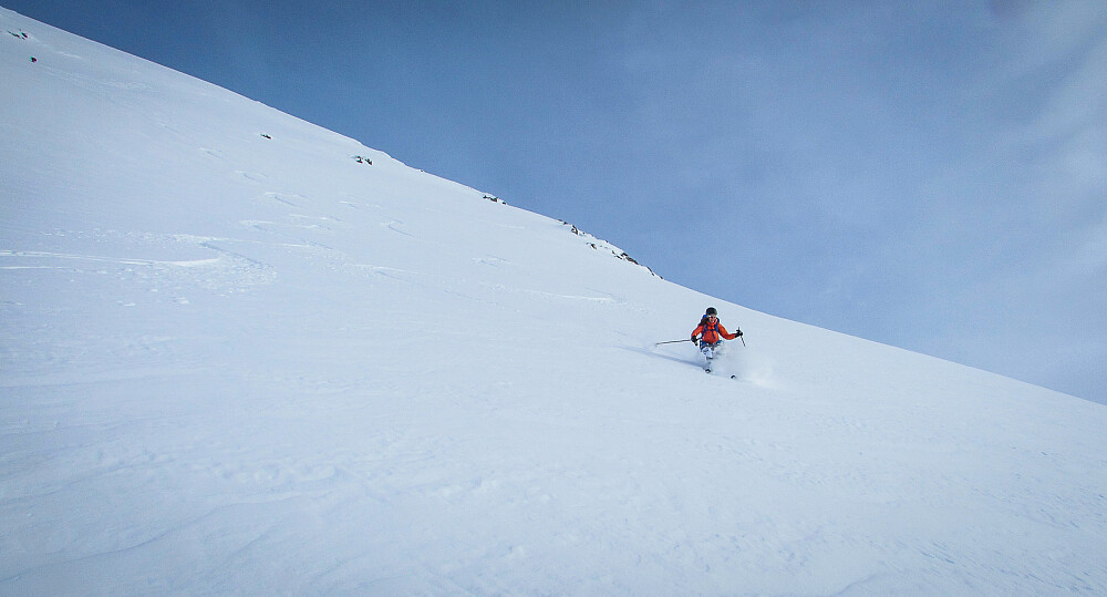 Marina svømmer i godsnøen.