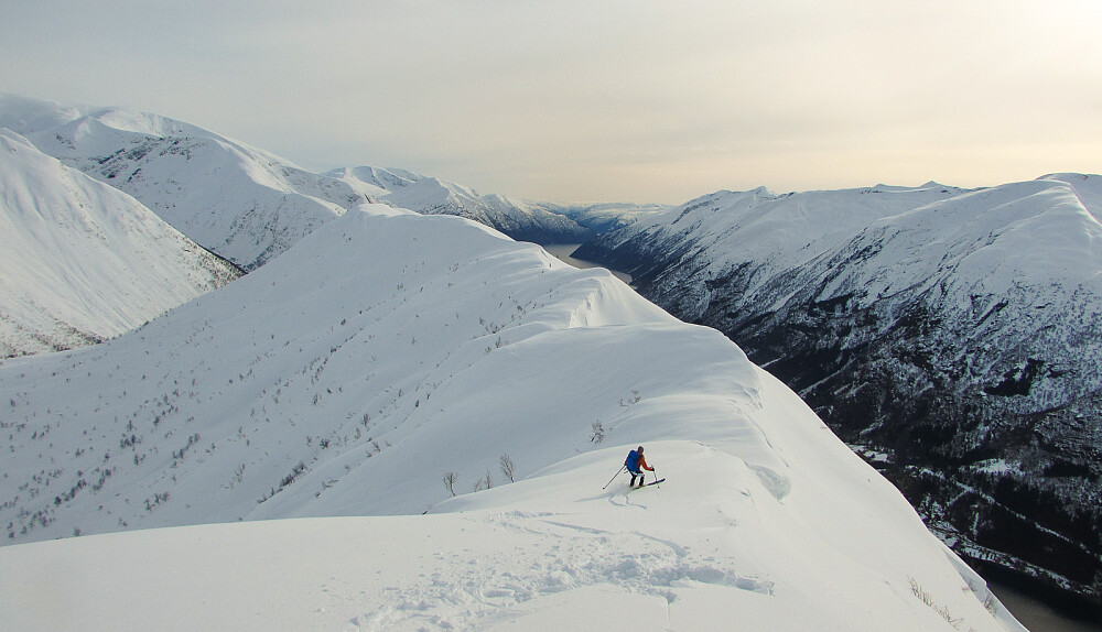 Langsmed ryggen mot Skredfjellet.