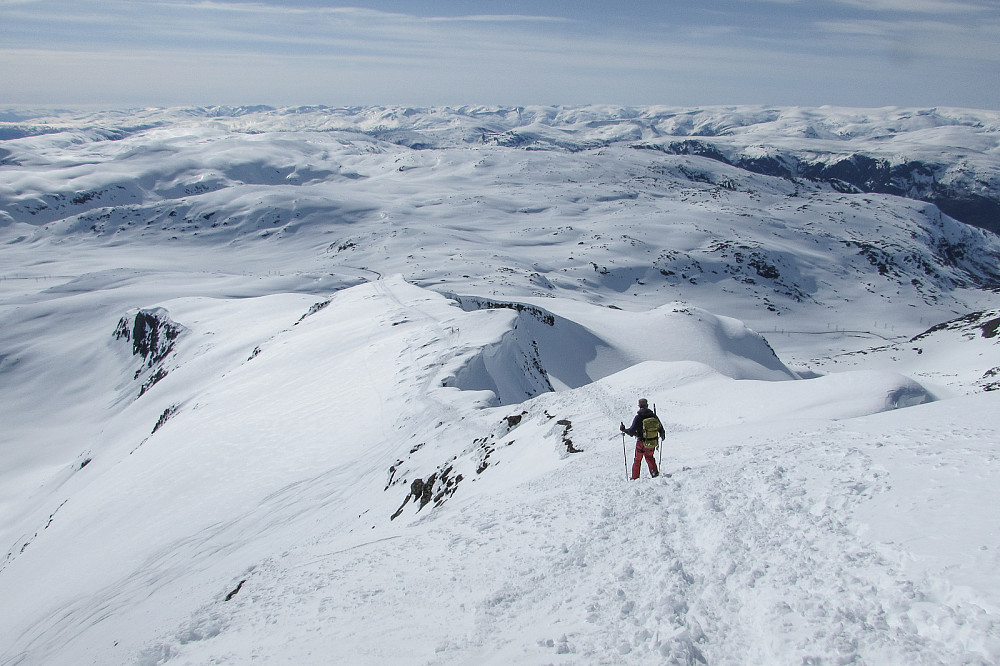Morten rusler ned mot skiene.