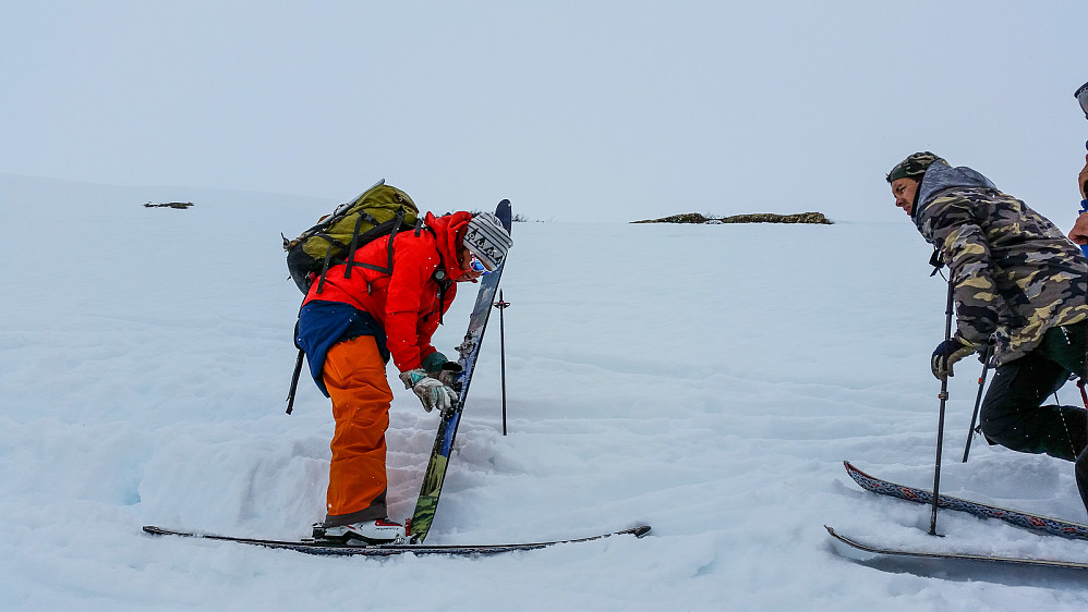 Tips og triks med Marit. Her demonstrerer hun hvordan man kan få på skiene trygt i bratt lende.