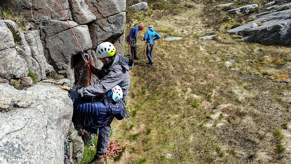 Rappellering med skadet ved hjelp av trekantslynge.
