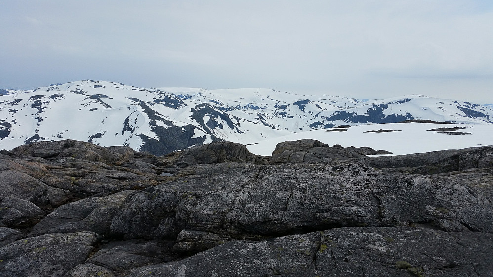Utsikt sørover mot Høyangers høyeste fjell.