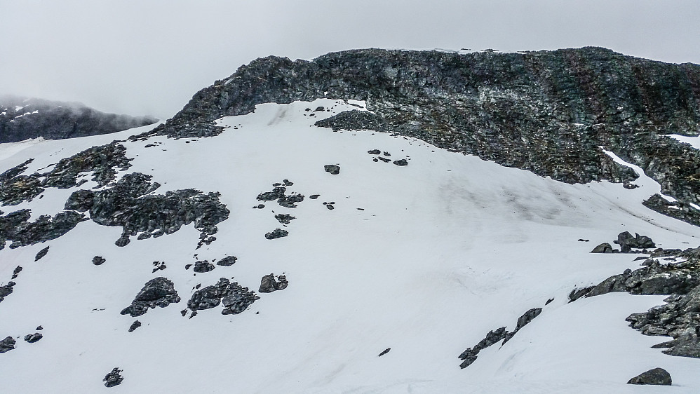 Brattbakken opp mot vestryggen fra Berdalsvatnet. En del mer snø enn i fjor.