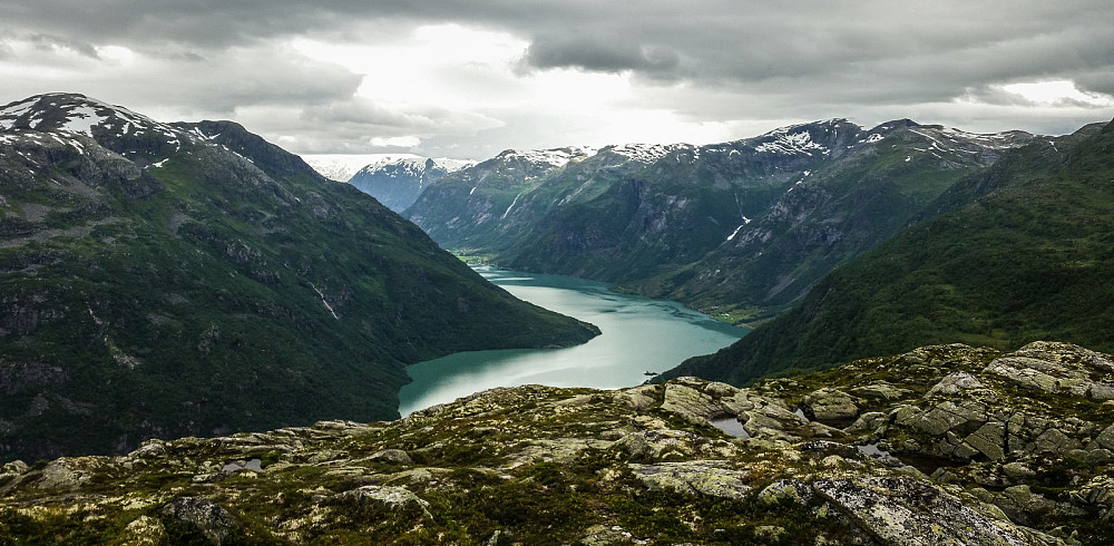 Utsikt nordover mot Veitastrond og Langedalsbreen.