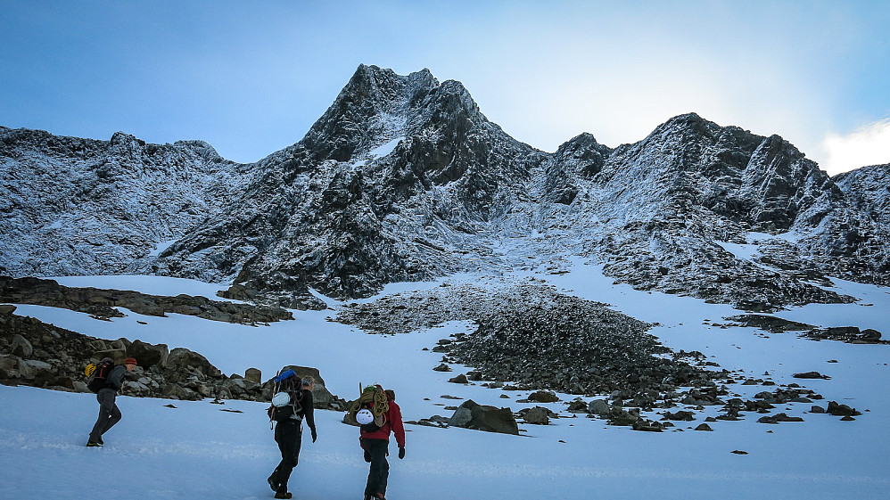 Over Skagastølsbreen med dagens mål ruvende over oss.