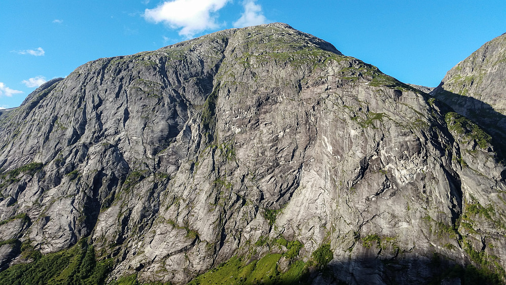 Sikkert masse potensiale for lange klatreruter her inne i Kjøsnesfjorden.