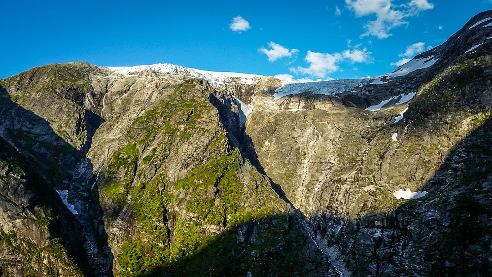 Lundabreen klorer seg nedover fjellsidene.
