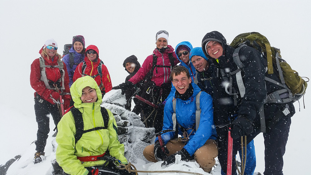 Gjengen samlet på toppen av Storebjørn.