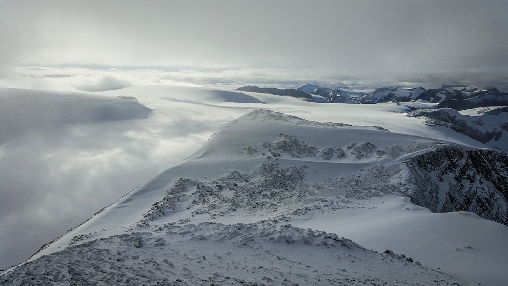 Jostens lange snøvidder sett fra Veslekåpa.
