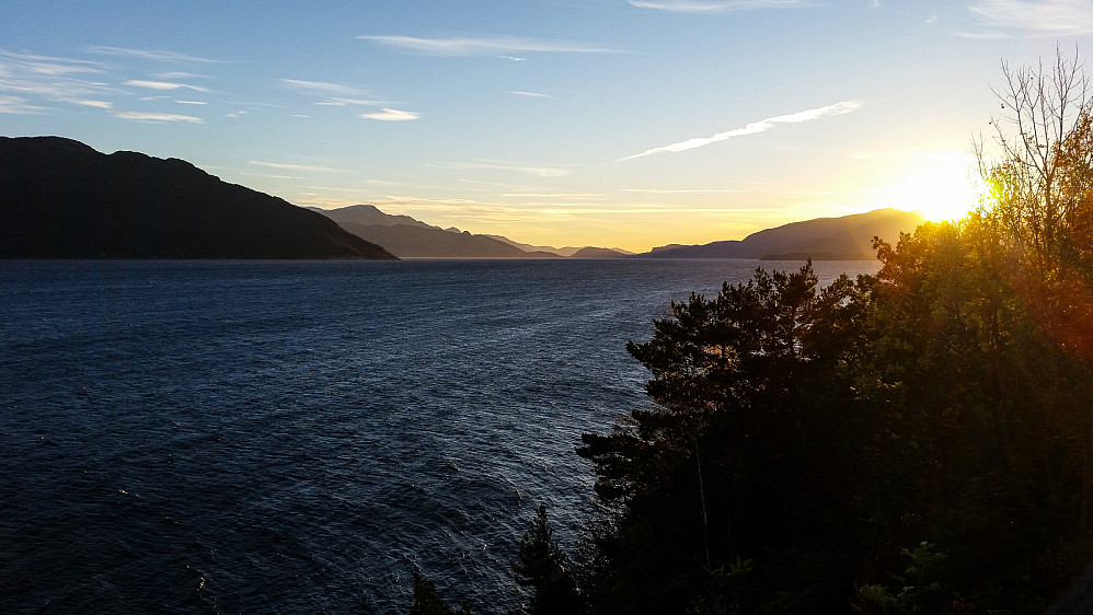 Solnedgang ved Hardangerfjorden på vei hjemover.