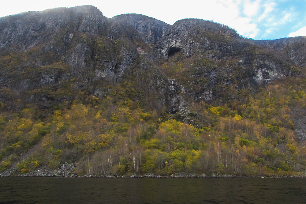 Stilige grotter ovenfor Finnafjorden.