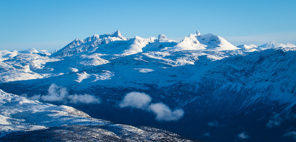 "En Snehvirvl rundt den svarte spids,
lig splintret sejl om mast!
Det var en Verdens Skibbrud, hvis
den mast av sten, den fløj af Is
i Skyers havgang brast."