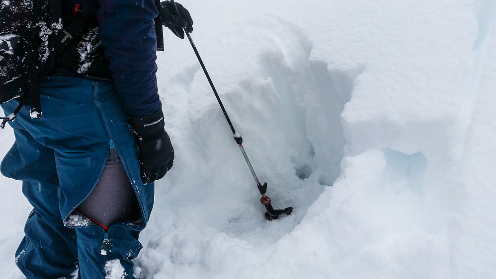 Ca. 70 snø over skarelaget. Våt snø rett over skarelaget, og ellers tørr ubunden eller lett bunden snø. 500 moh.