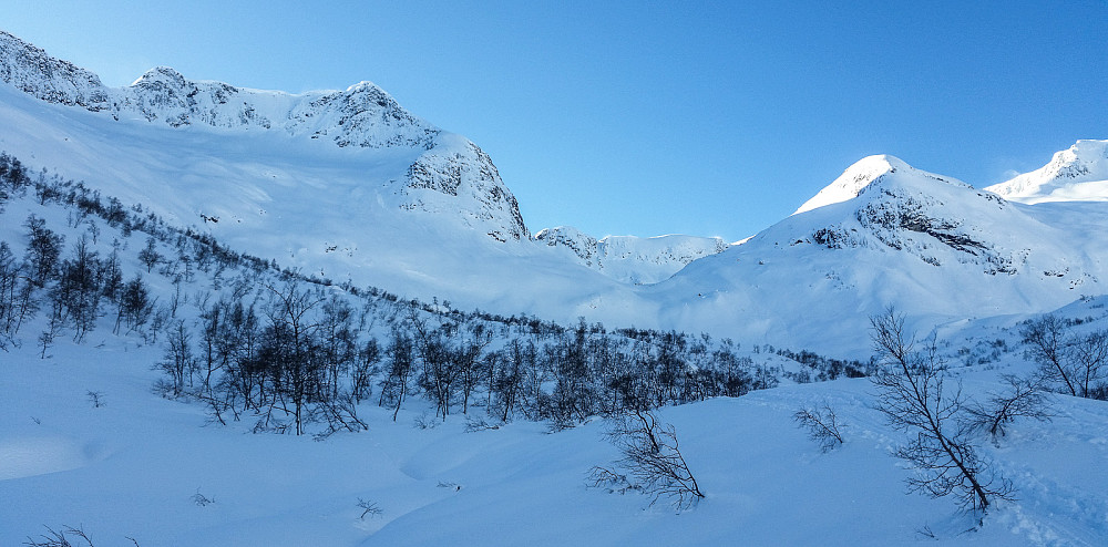 En nydelig dag i Frudalen. 1520-toppen med nordryggen ses til venstre i bildet.