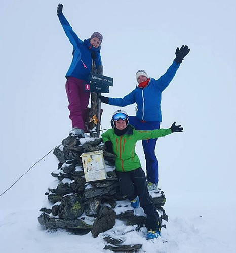 Tre av deltakerne på toppen av Tylderingen.