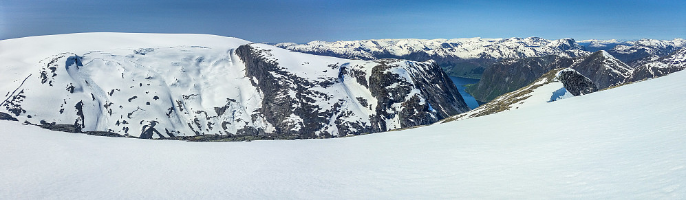 Panorama fra toppen av Sygnesandsnipa. Grovabreen til venstre og Jølstervatnet/Kjøsnesfjorden til høyre.