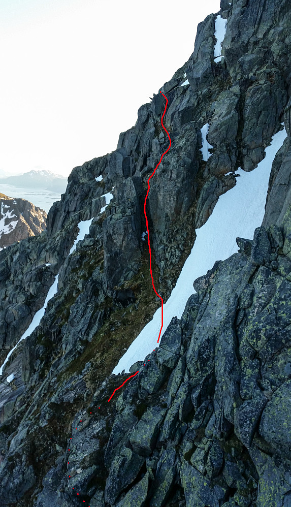 Inntegnet rute på deler av utmarsjen sett fra like i nærheten av skaret mellom 816-toppen og Vågakallen. Så lenge man kommer inn i renna i midten av bildet sier mye seg selv videre så lenge man passer på å stige nok i høyde.